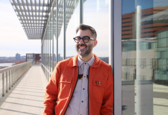 Héctor Beltrán smiling 